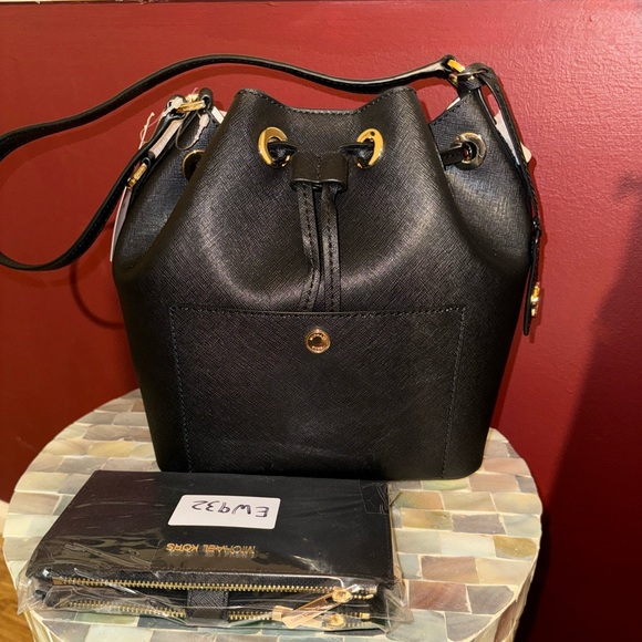 Michael Kors Greenwich Medium Bucket Bag Bicolor/Black & White (Gold Hardware) - Picture 14 of 15